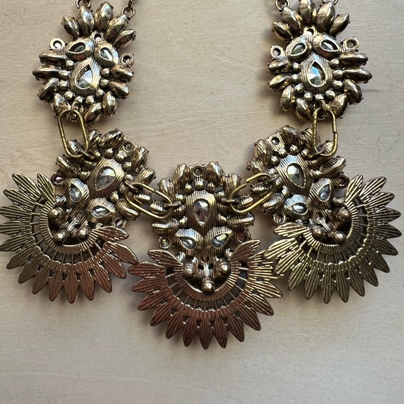 Costume Jewelry floral design necklace with multicolored cut glass beads - Picture 5 of 8